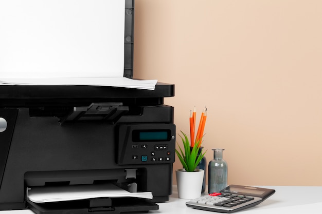 Foto impressora, copiadora, scanner no escritório.