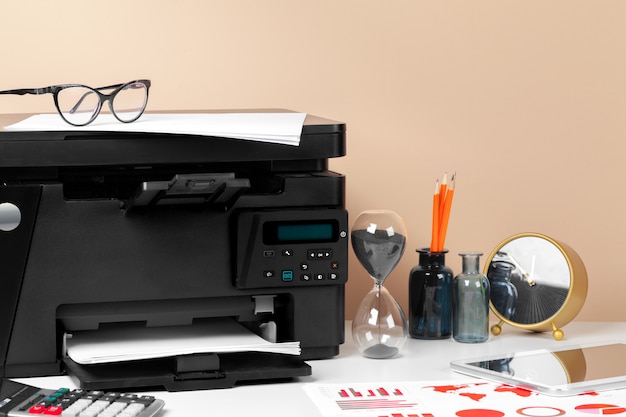 Impressora, copiadora, scanner no escritório.