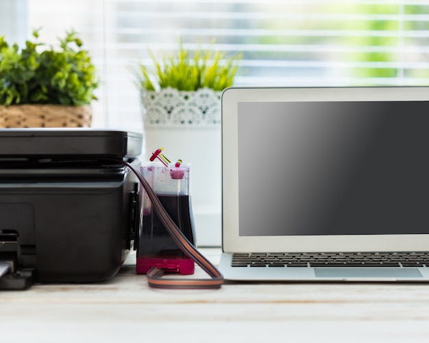 Impressora e computador. mesa de escritório