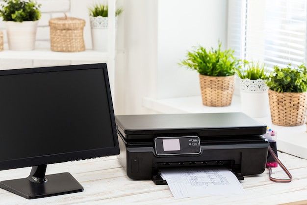 Impressora e computador. Mesa de escritório