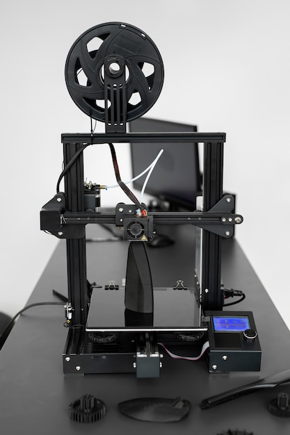 Impressora eletrônica 3D plástica tridimensional durante trabalho em laboratório