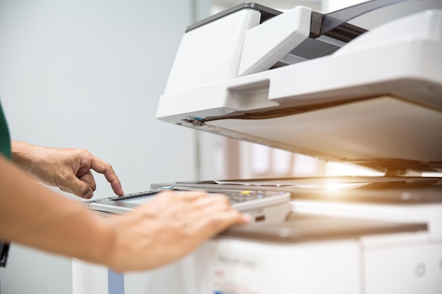 Impressora fotocopiadora Feche o homem do escritório manual pressione o botão de cópia no painel para usar a copiadora ou fotocopiadora para digitalizar documentos ou imprimir papel ou xeroxar uma folha