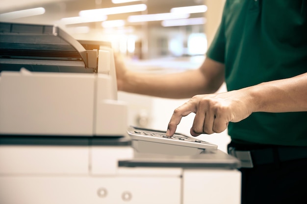 Impressora fotocopiadora Feche o homem do escritório manual pressione o botão de cópia no painel para usar a copiadora ou fotocopiadora para digitalizar documentos ou imprimir papel ou xeroxar uma folha