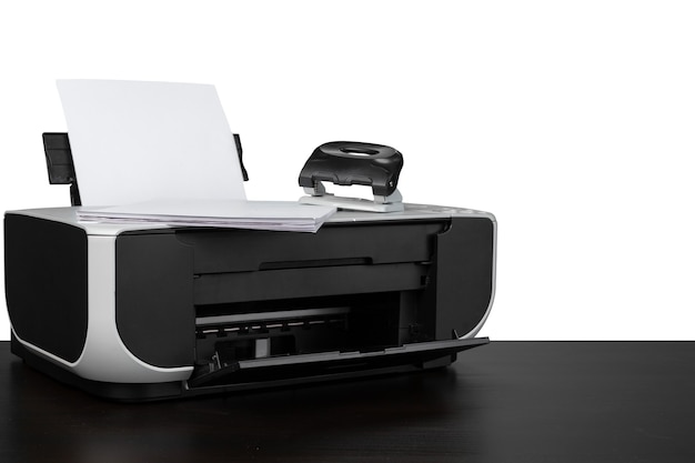 Impressora laser doméstica na mesa contra fundo branco