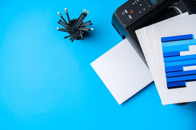 Impressora moderna com papel em fundo azul