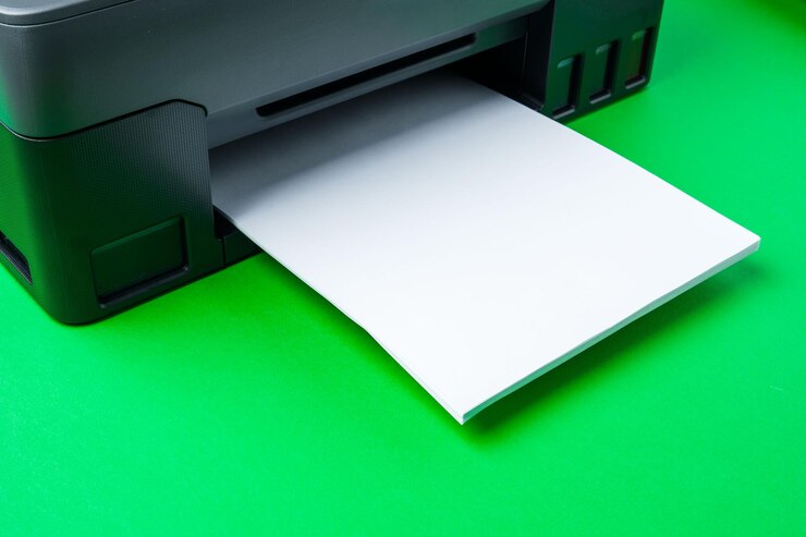 Foto impressora moderna com papel em fundo verde