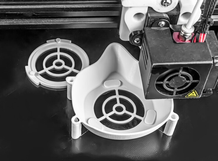 Foto se imprime una máscara de coronavirus en una impresora 3d.