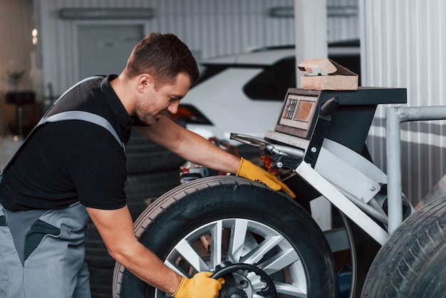 In Arbeit Mann in Uniform ist im Autoservice