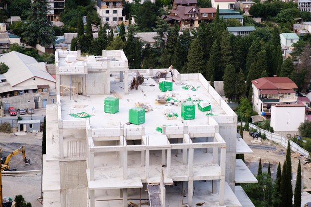 In den Bergen werden neue Gebäude gebaut Bau Entwicklung der Gebäudearchitektur Naturlandschaft Hintergrund Krim Gurzuf 30. August 2022