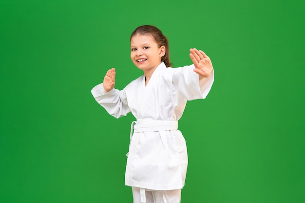 In den Kampf-Sambo-Abschnitten für Kinder lernt ein Mädchen Jiujitsu-Techniken, ein Kind liebt Kampfkünste