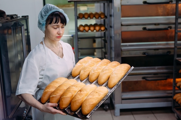 In der Bäckerei leckeres Brot backen.