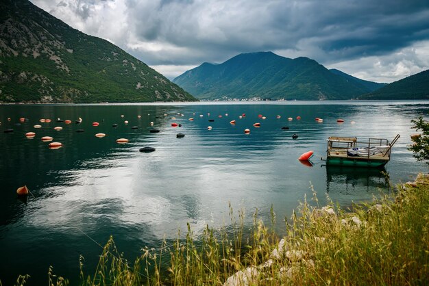 In der Bucht von Kotor züchten zahlreiche Bauernhöfe köstliche Muscheln und Austern