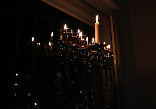 In der Chanukka-Nacht wird ein silbernes Chanukka auf die Fensterbank gestellt