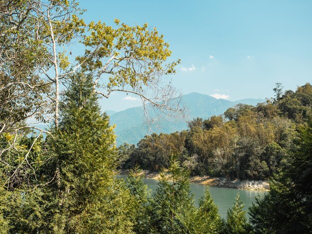 In der Ferne fließt ein Fluss durch die Berge