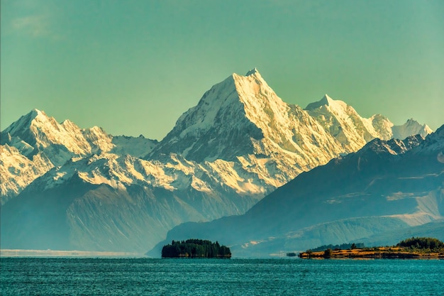 In der Ferne ist eine Bergkette mit einer kleinen Insel im Vordergrund zu sehen