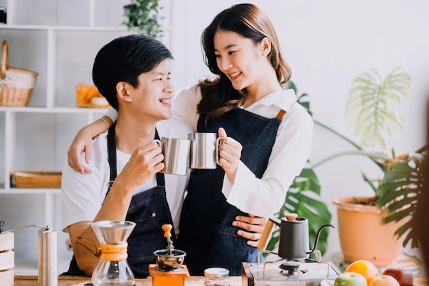 In der Küche perfekt glückliches Paar bereitet gesundes Essen zu Viel Gemüse Mann jongliert mit Früchten bringt ihre Freundin zum Lachen Schöne Verliebte haben Spaß