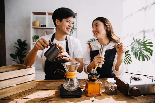 In der Küche perfekt glückliches Paar bereitet gesundes Essen zu Viel Gemüse Mann jongliert mit Früchten bringt ihre Freundin zum Lachen Schöne Verliebte haben Spaß