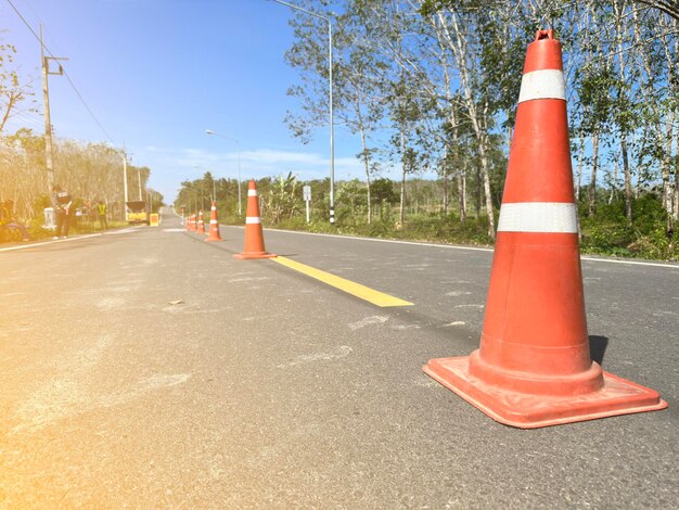 In der Mitte der Straße aufgestellte orangefarbene Warnkegel sorgen für Sicherheit beim Fahren