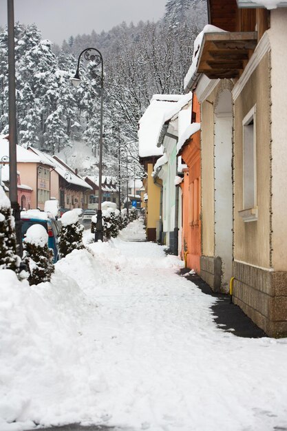 In der mittelalterlichen Stadt Rasnov in Rumänien hat es wunderbar geschneit.