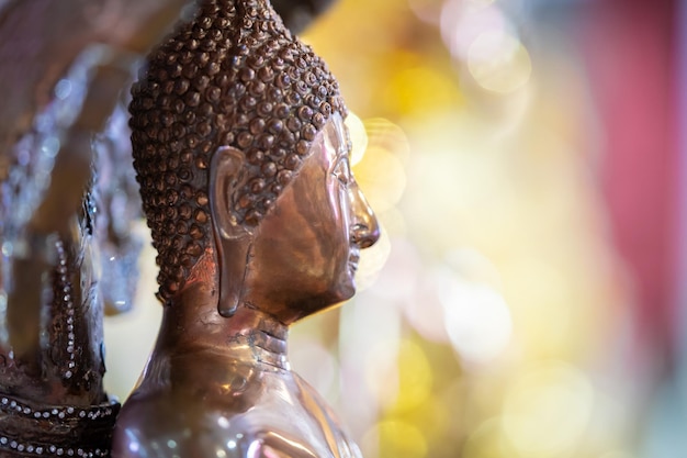 In der Nähe der antiken Helligkeit und glitzernden Buddha-Statue Asiens im Thailand-Tempel