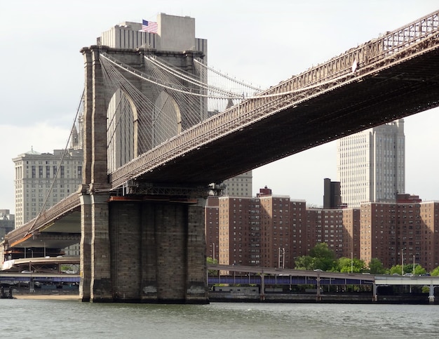 Foto in der nähe der brooklyn bridge in new york