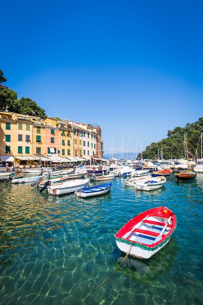 In der Nähe der Cinque Terre ist Portofino eine der schönsten und modischsten Städte.