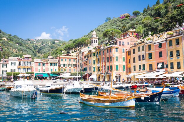 In der Nähe der Cinque Terre ist Portofino eine der schönsten und modischsten Städte.