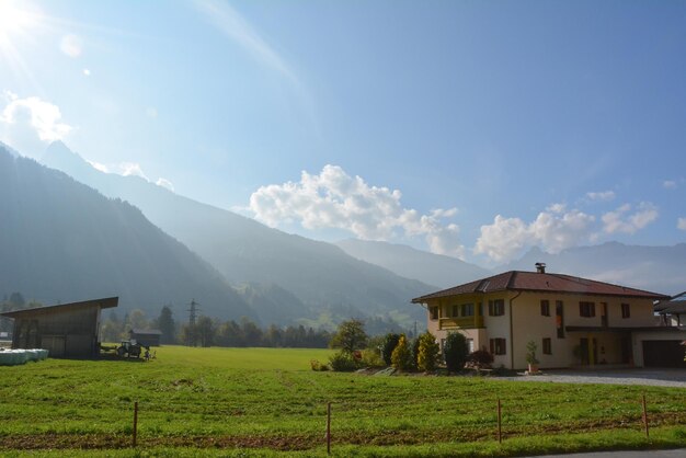 In der Nähe der Dorfhütte befindet sich eine Scheune. Berge im Hintergrund. Malerische Natur