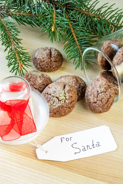 In der Nähe der Weihnachtsdekoration gingen ein Glas Milch und Kekse speziell für den Weihnachtsmann.