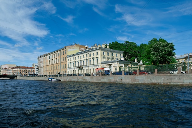 In der Nähe des Flusses Fontanka. Blick auf alte Gebäude. Saint-Petersburg, Russia.June 4, 2015