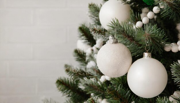 In der Nähe des geschmückten Weihnachtsbaums vor weißen Wand-Spielzeugkugeln und Girlanden