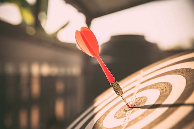 Foto in der nahaufnahme hat das bullseye einen pfeil, der die mitte trifft.