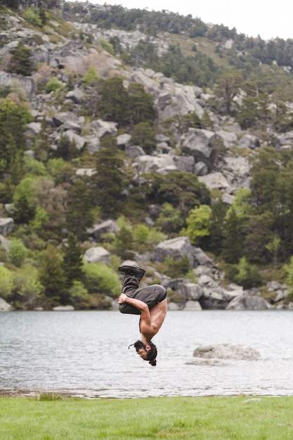 in der Natur Stunts und Yoga-Übungen machen