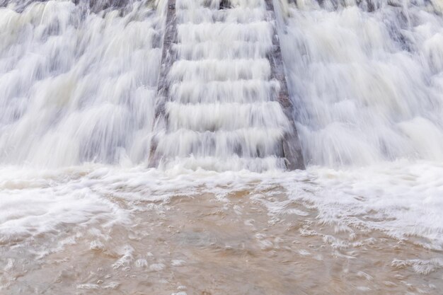 In der Regenzeit läuft das Wasser über den Stausee.