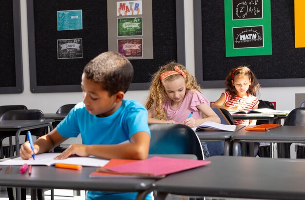 In der Schule konzentriert sich eine vielfältige Gruppe junger Schüler auf ihre Arbeit im Klassenzimmer