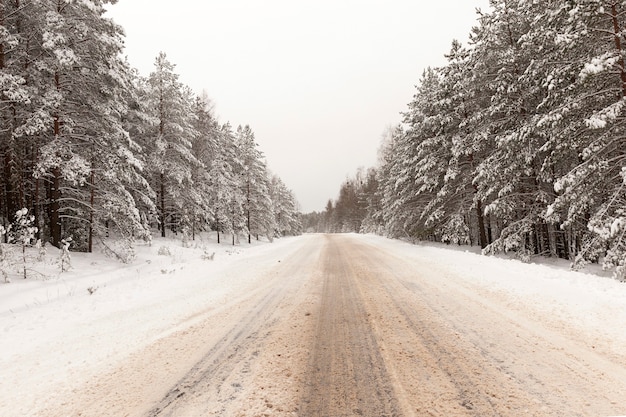 In der Wintersaison mit Schnee, Eis und Feldweg bedeckt