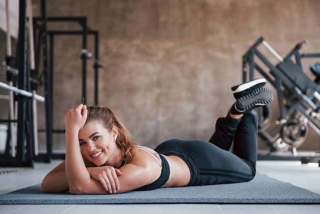 In der Yogahose. wunderschöne blonde Frau in der Turnhalle zu ihrer Wochenendzeit.