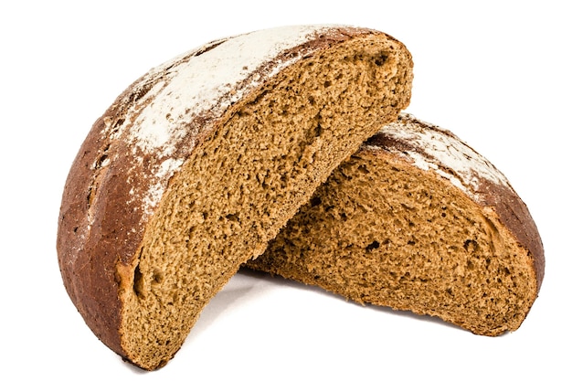 In die Hälfte geschnittenes frisches Brot, isoliert auf weißem Hintergrund