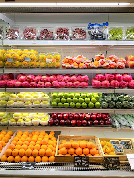 Foto in einem lebensmittelgeschäft stehen viele verschiedene obst- und gemüsesorten in den regalen.