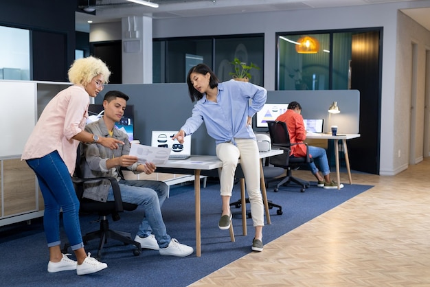 Foto in einem modernen büro diskutiert ein vielfältiges junges team über die arbeit