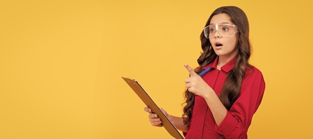 in einem Prozess überrascht Kind in Schutzbrille Kindheit Teenager Mädchen tragen Brille Kind Baumeister mit Schutzbrille horizontales Poster Design Banner Header Kopierraum