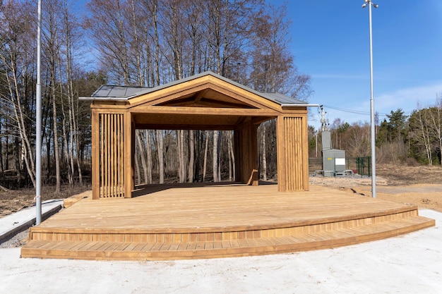 In einem Stadtpark errichtete Pavillon-Bühne aus Holz, eine Plattform für Aufführungen und Tänze im Park