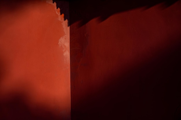In einem Tempel bei schönem Wetter wirft die Sonne einige Schatten auf die roten Wände