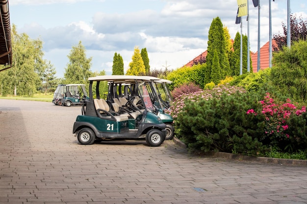 In einer Einfahrt geparkte Golfwagen mit einem Schild, auf dem 21 steht