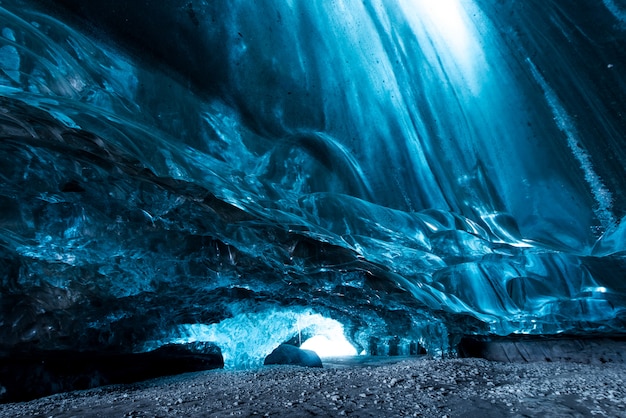 In einer Eishöhle in Island