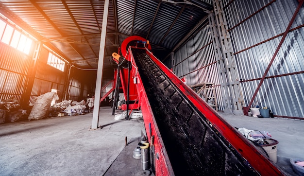 In einer modernen Recyclinganlage. Förderband für Mülltransporte