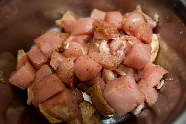 In einer Schüssel marinierte Schweinefleischstücke zum Grillen
