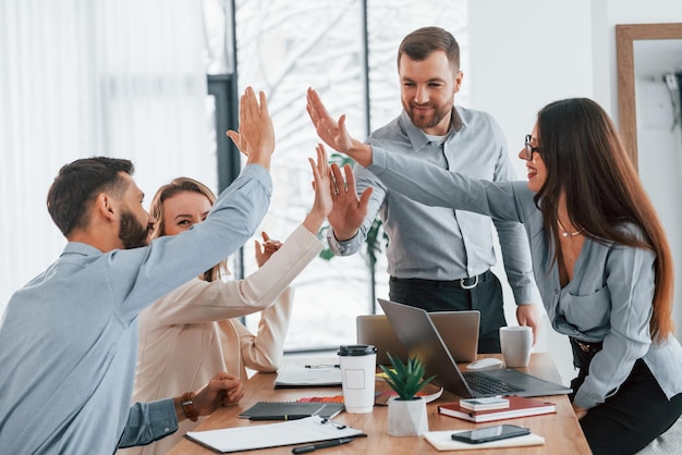 In formeller Kleidung Gruppe von Geschäftsleuten, die im Büro an dem Projekt arbeiten