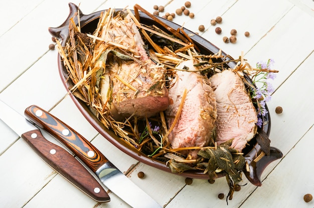 In frischem Heu geschmortes Fleisch.Gebratene Schweinelende in Heu.Gebratenes Schweinefilet