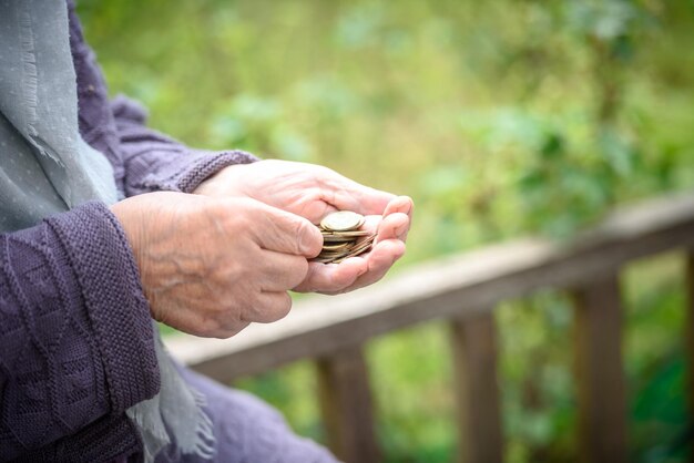 In Händen der alten Frau ist nicht genug Geld